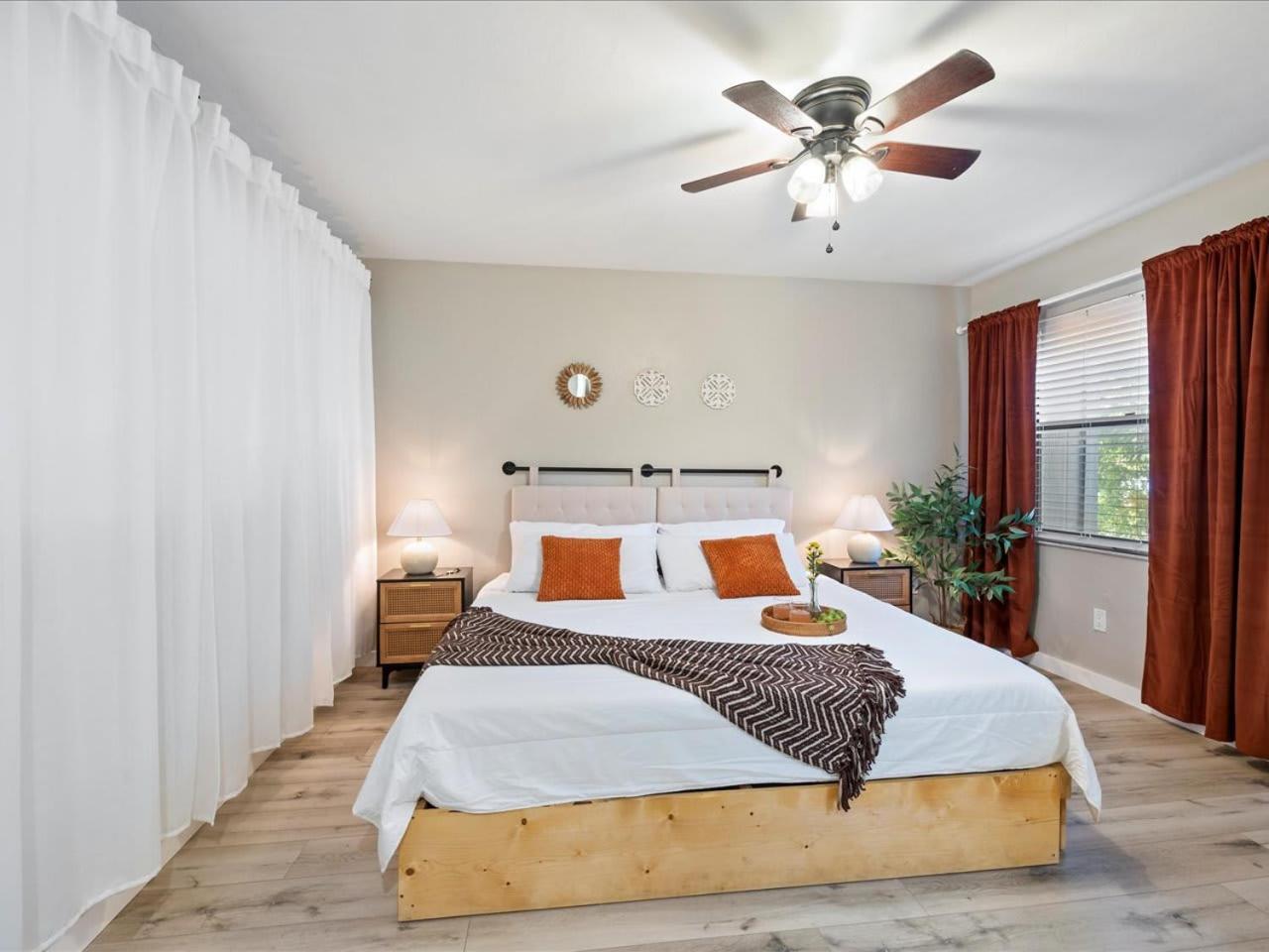 Artist'S Tower Townhome Just Renovated W Loft Gainesville Exterior photo